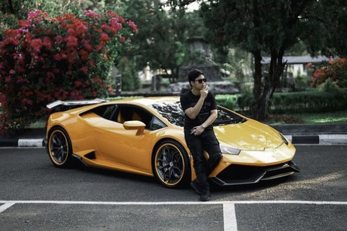 Doni Salmanan berfoto dengan Lamborghini