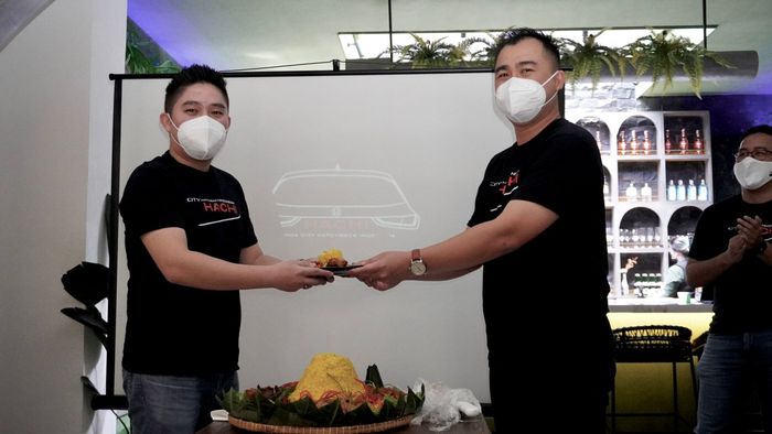 Richard Tjendy (Kiri) dan Yoshua Dominic, Ketua dan Wakil Ketua HACHI (Honda City Hatchback Indonesia) 
