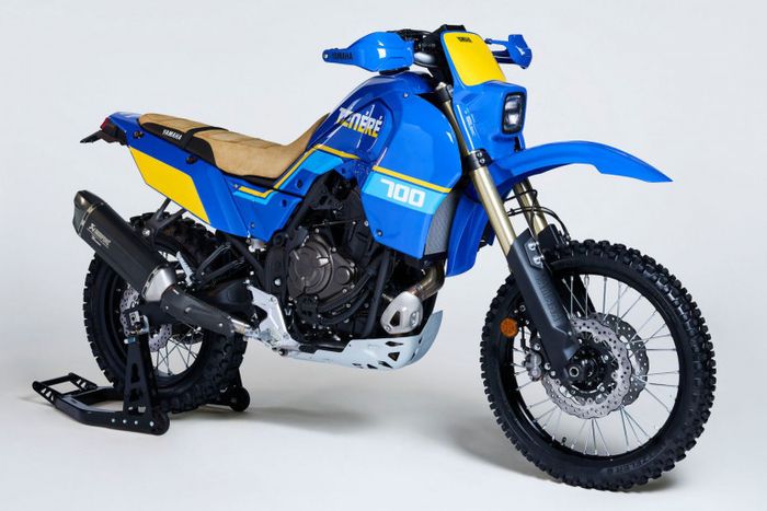 Dibagian depan ada scoop tangki, sepatbor high mount, dan headlamp bernuansa lawas