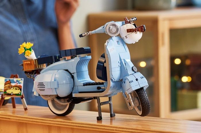 OtoToys Vespa 125 klasik dari LEGO