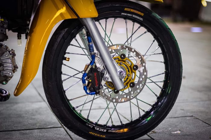 Kaki-kaki diberikan pelek Excel dan pengereman Brembo