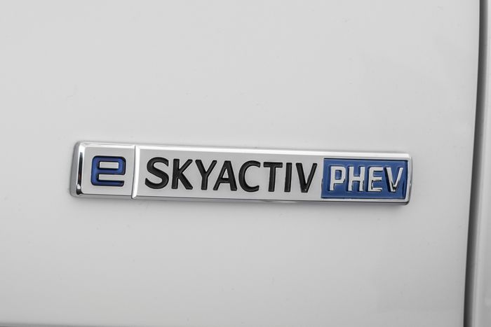Logo e-SKYACTIV PHEV pada Mazda CX-60.