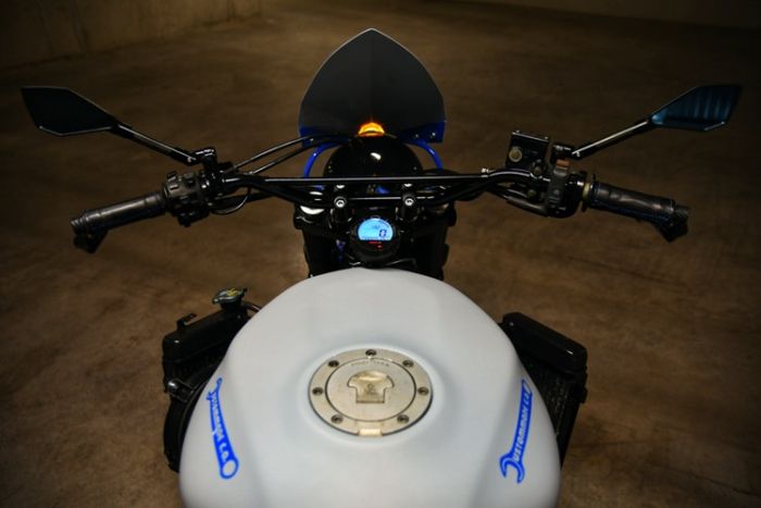 Tangki mengandalkan milik Honda VTR1000 Firestorm dan dipadukan dengan kokpit khas scrambler