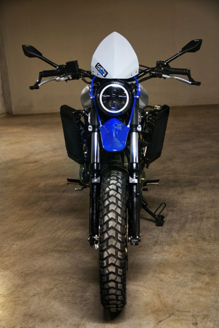 Radiator dipindahkan ke samping kanan dan kiri yang membuatnya mirip fairing