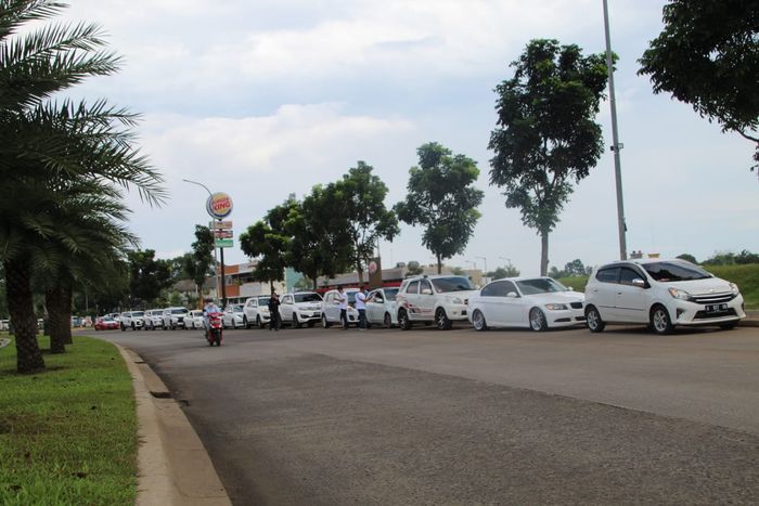 Iring-iringan anggota White Car Community chapter Tangerang Raya (WCC TangRay) menuju lokasi acara perayaan HUT ke-9