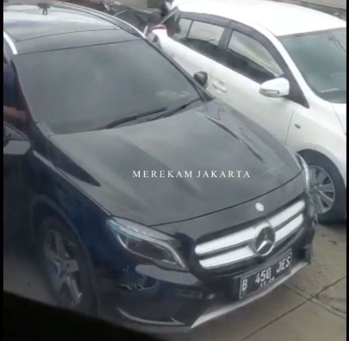 Mercedes-Benz GLA 200 yang dicegat diduga beberapa anggota Satreksrim Polres Jakarta Pusat di Penjaringan, Jakarta Utara