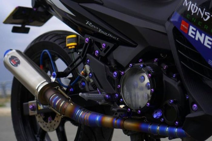 Knalpotnya turut diganti dengan yang bermaterial titanium