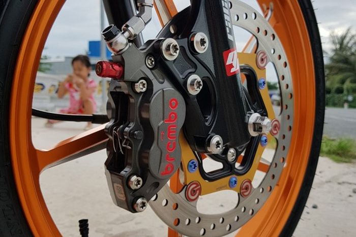 Kaki depannya diberi pelek Rapido dan pengereman Brembo