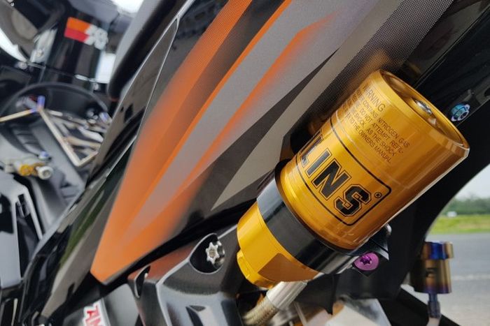 Suspensi belakang pakai shock Ohlins