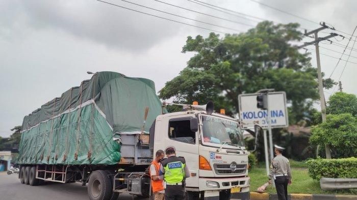 Penertiban truk ODOL oleh Satlantas Polres Serang di Tol Tangerang-Merak, Sabtu (12/2/2022). 