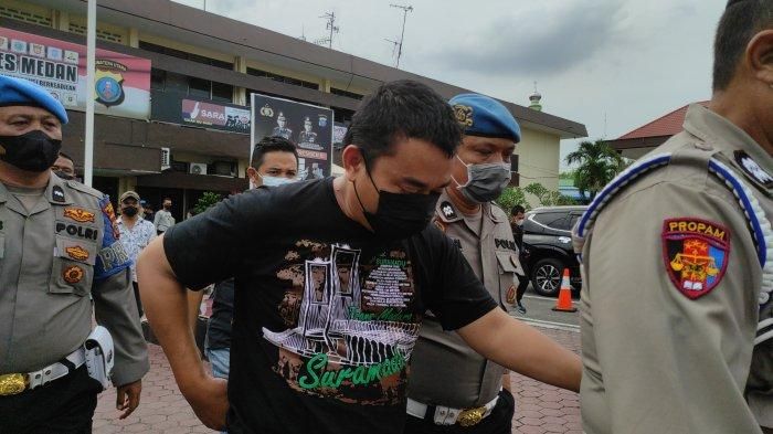 Bripka Panca Karsa Simanjuntak saat digelandang anggota Provost ke Polrestabes Medan karena peras pemotor Rp 200 ribu