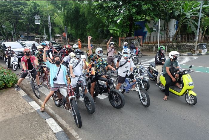 Para peserta pameran saat melakukan riding bareng dari Motovillage menuju SMESCO Indonesia