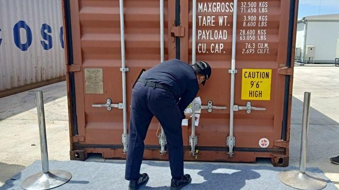 Kontainer berisi logistik tim MotoGP dibuka tim Bea Cukai di Sirkuit Mandalika, (9/3/22)