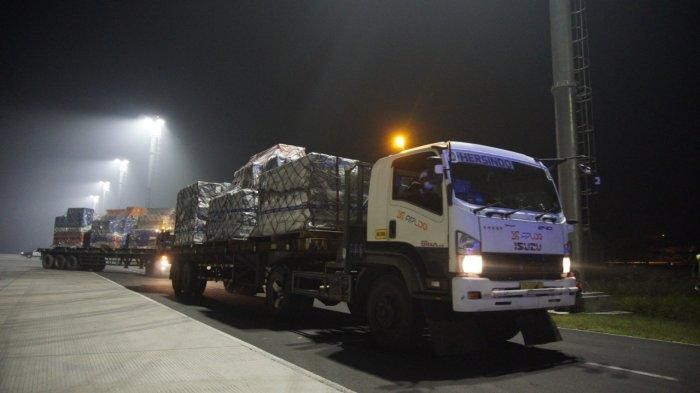 Logistik tim balap MotoGP diangkut ke sirkuit Mandalika usai datang di Bandara Lombok, (9/3/22)