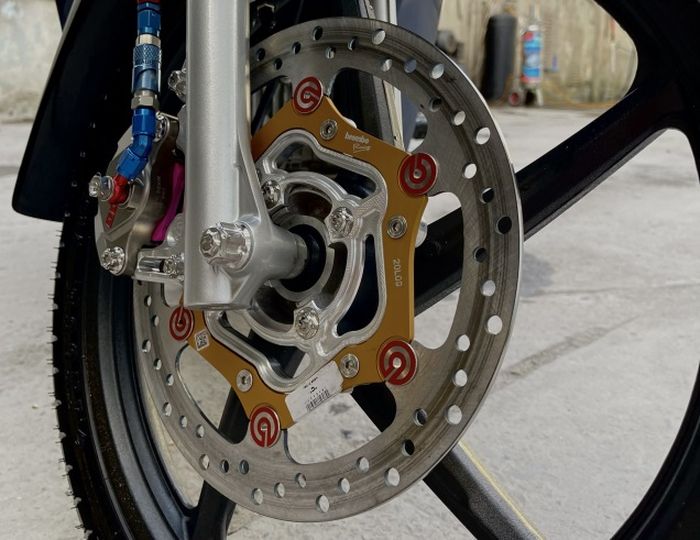 Rem depan diganti dengan kaliper Frando dan cakram floating Brembo