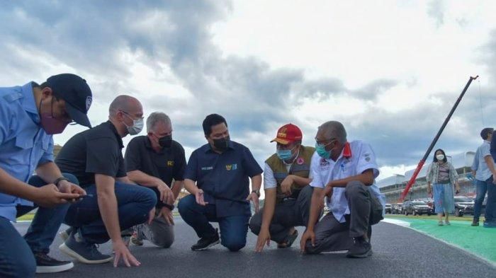 Menteri BUMN Erick Tohir bersama Gubernur NTB Zulkieflimansyah meninjau trek Sirkuit Mandalika yang baru selesai diaspal, Jumat 11 Maret 2022