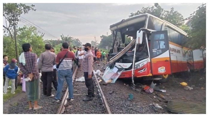 Kondisi PO Harapan Jaya usai kecelakaan dengan KA Dhoho di Tulungagung, (27/2/22)