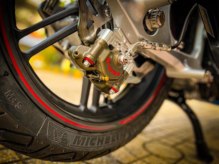 Rem belakang turut dimaksimalkan dengan kaliper Brembo dua piston