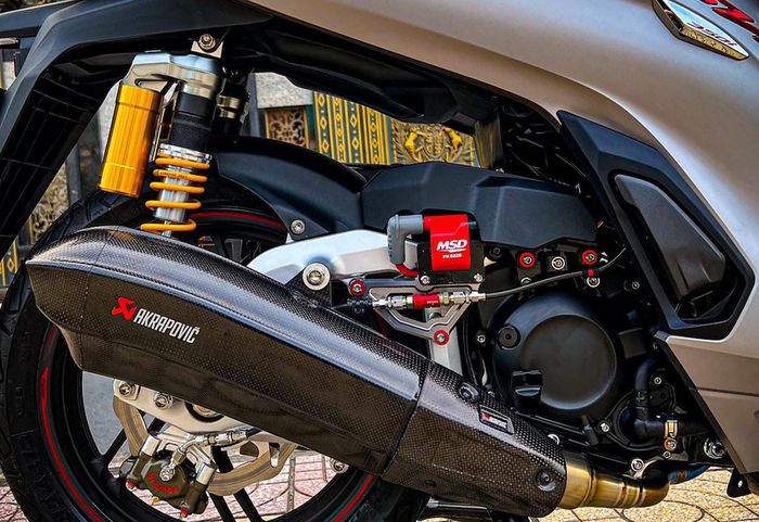 Suspensi belakang pakai Ohlins dan mesinnya diberi knalpot Akrapovic