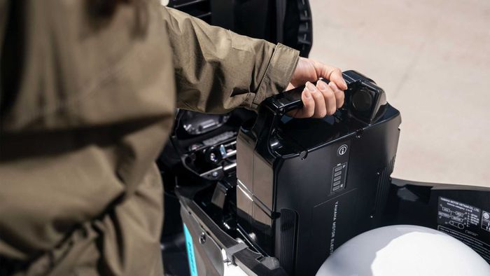 Motor listrik Yamaha NEO's pakai baterai swap di bagasi