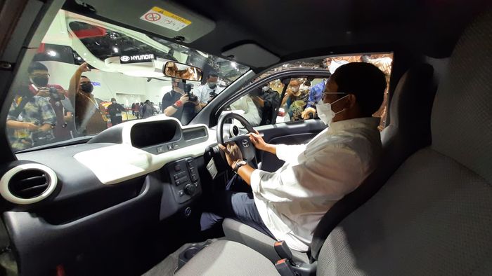 Dirjen Perhubungan Darat Kementerian Perhubungan, Budi Setiyadi menjajal kabin mobil listrik Toyota C+pod di Jakarta Auto Week 2022