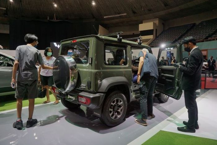Pengujung tengah melihat unit Suzuki Jimny yang dipamerkan di pameran otomotif JAW