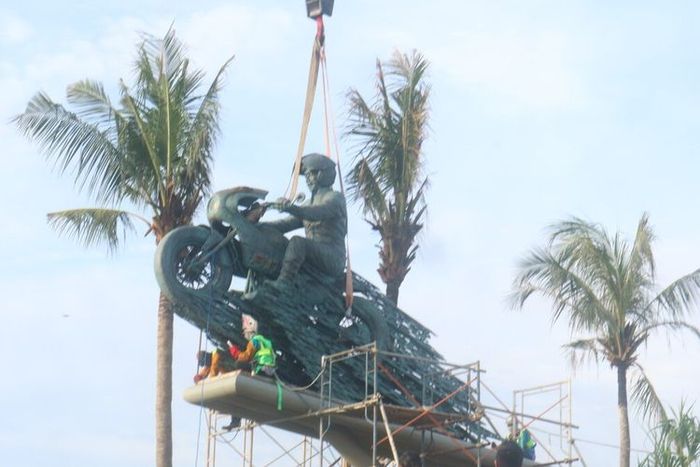 suasana pemasangan patung Jokowi