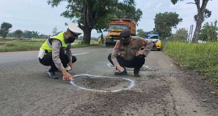 Satlantas Polres Majalengka menandai jalan berlubang dengan cat semprot