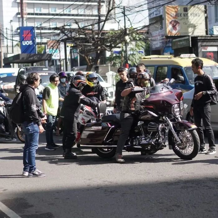 Pengendara Harley-Davidson yang terjatuh di Jalan Setiabudi, Kota Bandung.