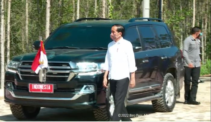 Toyota Land Cruiser VX200 ini juga dipakai saat tinjau jalan rusak di Lampung