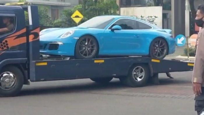 Porsche Carrera 911 4S milik Doni Salmanan diangkut truk towing, Minggu (13/3/2022)