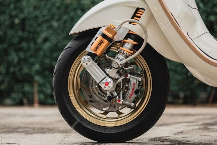 Kaki depan memakai pelek Marus', shock Ohlins dan kaliper Brembo M50