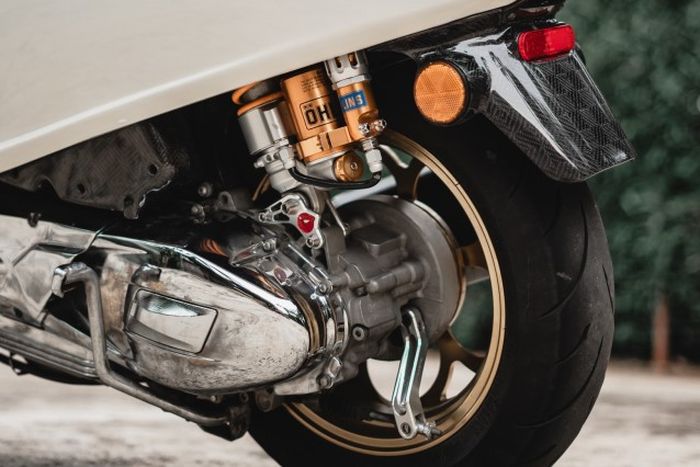 Rem belakang tetap model tromol tapi suspensinya memakai Ohlins TTX