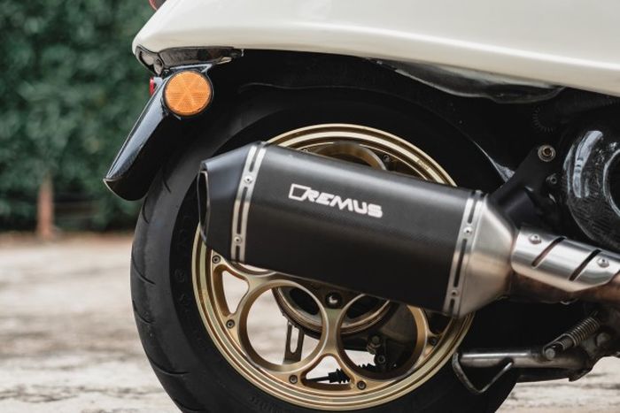 Sektor mesin dipasangi knalpot bermuffler Remus