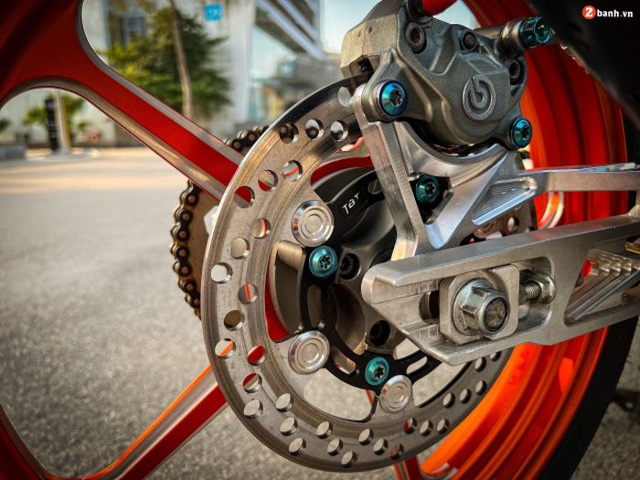 Rem belakang mengandalkan kaliper Brembo dua piston dan cakram floating TBT