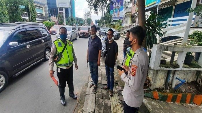 Polisi melakukan olah TKP kecelakaan Lalulintas yang menyebabkan Bripda Akbar Nugraha Anggota Sabhara Polrestabes Palembang Tewas di Jalan Jendral Sudirman Palembang.
