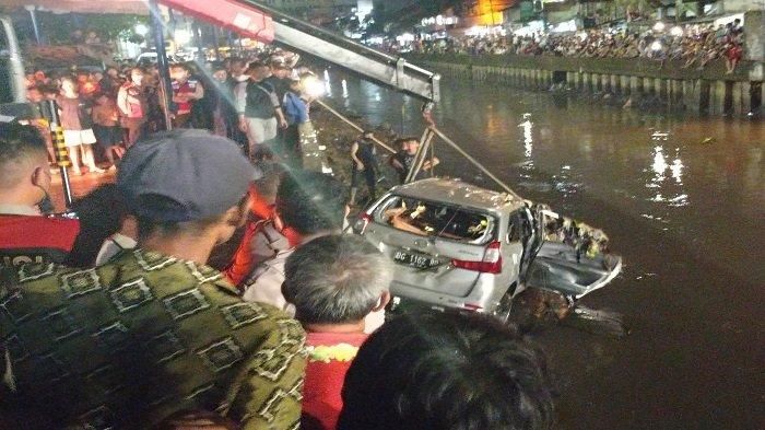 Proses evakuasi Daihatsu Xenia yang diceburkan warga usai dirusak di Ilir 13 kota Palembang, Sumsel