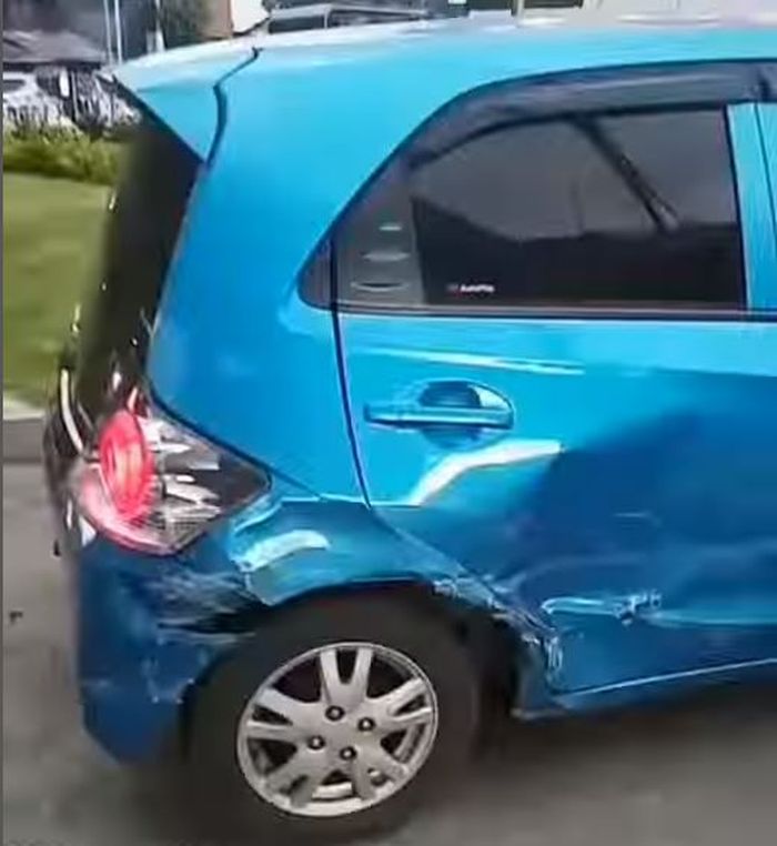 Kerusakan pada Honda Brio setelah kejepit truk molen di perempatan pasar Cipete Selatan, Cilandak, Jaksel