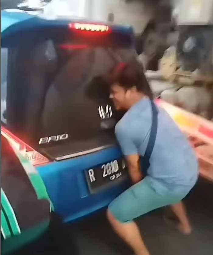 Evakuasi Honda Brio saat kejepit truk molen 