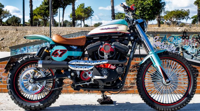 Mesin hanya diberikan filter udara dan exhaust system Roland Sands Design