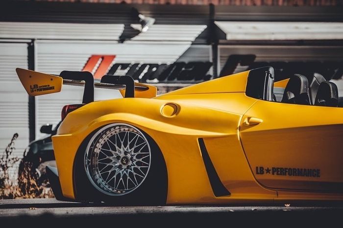 Modifikasi Ferrari 458 Spider dengan sayap besar dan pasokan pelek multi-spoke