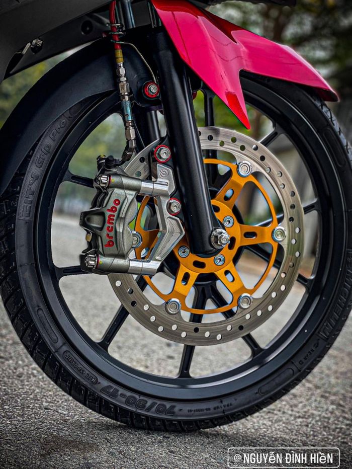 Kaki depan diberi pelek Daytona dan pengereman apik