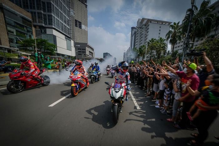 Sebelum bertanding di Sirkuit Mandalika, Sejumlah Pembalap MotoGP melakukan parade di Jakarta disambut masyarakat. 