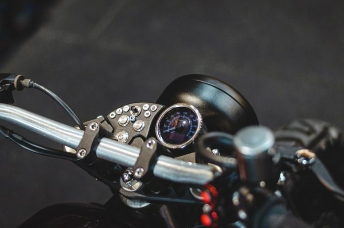 Kokpitnya dibuat khas scrambler dan punya panel speedometer mungil