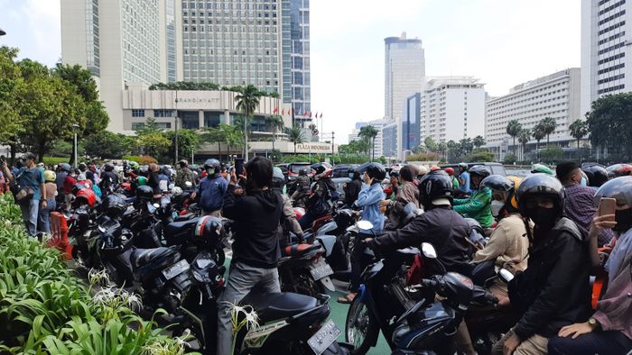 Seusai parade pembalap MotoGP, pengguna jalan juga padati sekitar Hotel Kempinski hingga menyebabkan arus lalu lintas tersendat