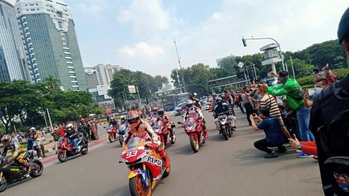 Iring-iringan pembalap MotoGP di kawasan Patung Kuda, Jakarta Pusat, (16/3/22)