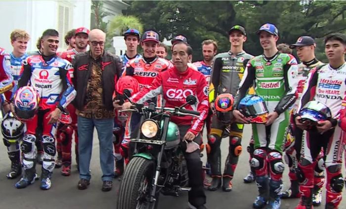 Presiden Jokowi menunggangi Kawasaki W175 custom berfoto dengan para pembalap MotoGP