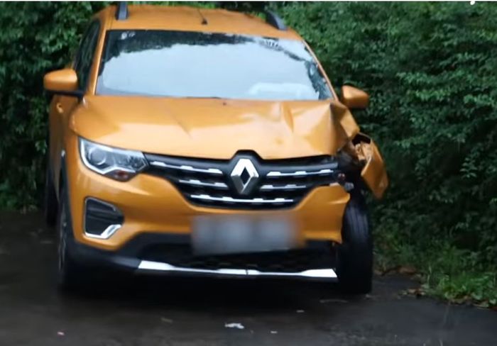 kondisi Renault Triber yang dikemudikan Dimas Ahmad usai mengalami kecelakaan