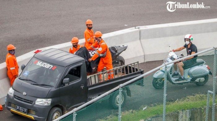 Marshal evaksuasi motor pembalap MotoGP menggunakan pikap