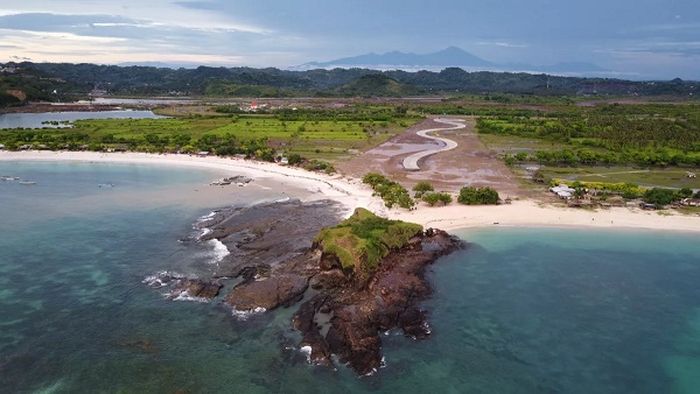 Pemandangan Bukit Merese dan Pantai Tanjung Aan yang tak jauh dari Sirkuit Mandalika.